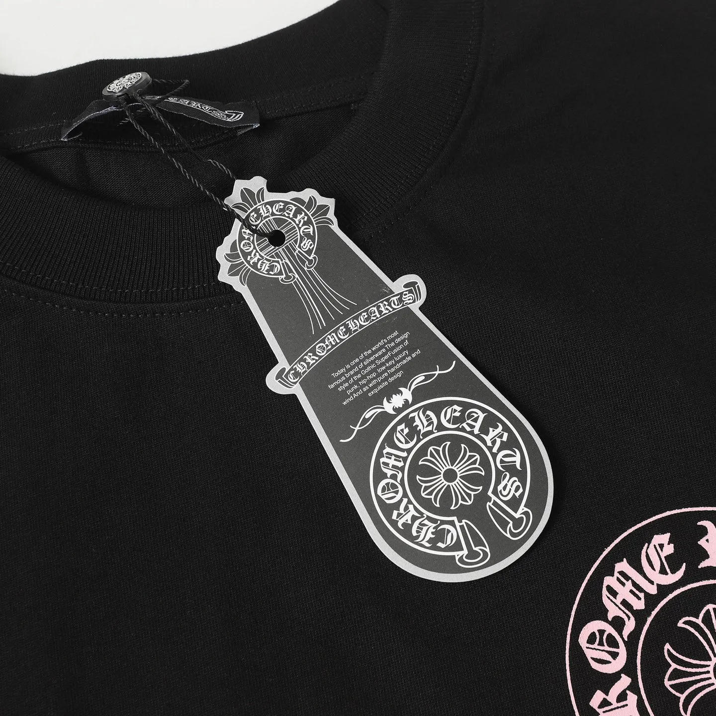 🅿️170 CHROME HEARTS/Chrome Heart CH Sanskrit printed short-sleeved T-shirt The fabric is made of 280g heavy combed cotton, customized with 32 count 1*1 threads, and washed twice for ready-to-wear. The fabric is comfortable and skin-friendly without any strange feeling. Custom-dyed fabric, with high textile density, good drape, and not easy to deform. The thick texture and tight spinning process will not affect the breathability of the fabric. The color saturation is very high. Imported digital direct-injection printing technology. A versatile and good-looking short-sleeve. The loose version covers the flesh and makes you look slimmer. It is the same style for men and women. It has three complete standards. Color: Black-White Size: XS-L